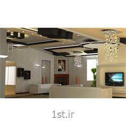 طراحی دکوراسیون داخلی پذیرایی به سبک مدرن با استفاده از المان هایی به رنگ قهوه ای در طراحی سقف