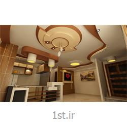طراحی دکوراسیون داخلی پذیرایی به سبک مدرن با استفاده از رنگ قهوه ای روشن در طراحی سقف